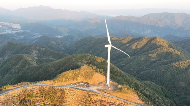 Turbine above the ridge road