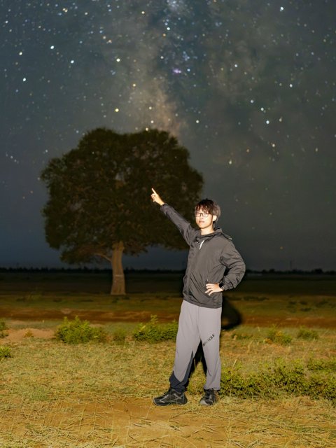YJMSTR pointing at the Milky Way on Perseids night